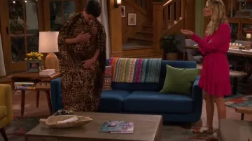 Vince Tenison 2 Sandales portées par Gemma Johnson (Beth Behrs) comme on le voit dans The Neighborhood (S04E09)