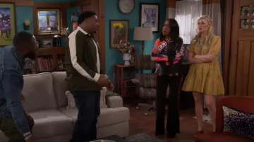 Robe Doen Nerine portée par Gemma Johnson (Beth Behrs) vue dans The Neighborhood (S04E10)