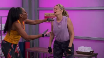 Free People Love Tank porté par Gemma Johnson (Beth Behrs) comme on le voit dans The Neighborhood (S04E11)