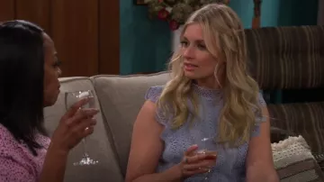 Lucy Paris Abigail Lace Cropped Top porté par Gemma Johnson (Beth Behrs) comme on le voit dans The Neighborhood (S04E10)