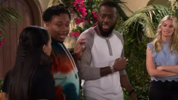 Theory Color Block Raglan Henley usado por Malcolm Butler (Sheaun McKinney) como se ve en The Neighborhood (S04E10)