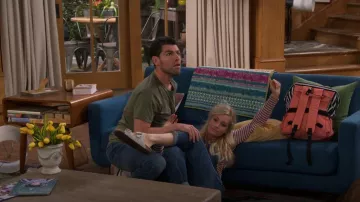 Birkenstock Arizona Nubuck Whale Grey porté par Gemma Johnson (Beth Behrs) comme on le voit dans The Neighborhood (S04E12)