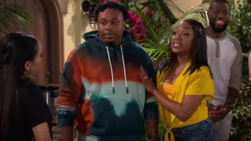 Onze sweats à capuche à cordon de serrage Paris Bombay portés par Marty Butler (Marcel Spears) comme on le voit dans The Neighborhood (S04E10)