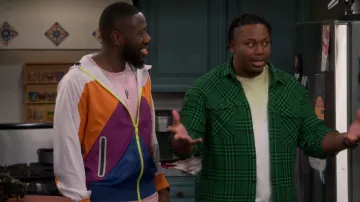 Kenzo Track Jacket usada por Malcolm Butler (Sheaun McKinney) como se ve en The Neighborhood (S04E12)