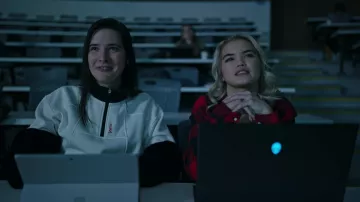 X-girl Zip Pullover en blanco y negro usado por Sloane (Hari Nef) como se ve en 1Up