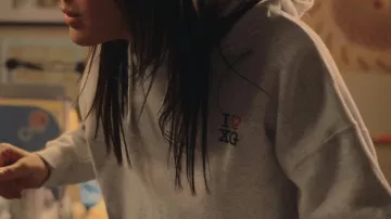 X-Girl Grey "I Heart X-Girl" Sudadera con capucha usada por Sloane (Hari Nef) en 1Up