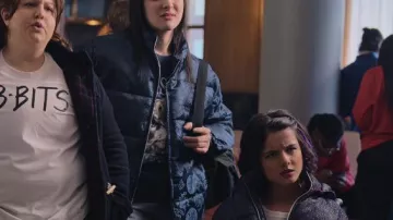 Chaqueta globo X-Girl Blue usada por Sloane (Hari Nef) en el vestuario de la película 1Up
