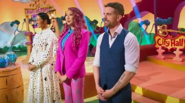 Blusa Valentino Star-Print usada por STamera Mowry como se ve en Dr. Seuss Baking Challenge (S01E01)
