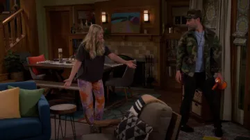Pantalon de survêtement parfait de gangster spirituel porté par Gemma Johnson (Beth Behrs) vu dans The Neighborhood (S04E12)