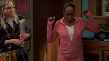 Guess Active Amethyst Mesh Trim Zip Top usado por Tina Butler (Tichina Arnold) como se ve en The Neighborhood (S04E12)