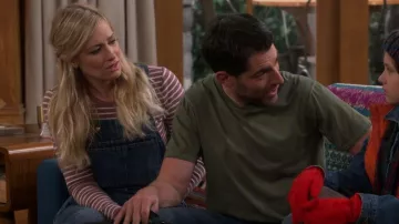 T Gap Modern Stripe Crewneck porté par Gemma Johnson (Beth Behrs) vu dans The Neighborhood (S04E12)