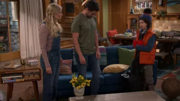 Salopette Gap Slouchy portée par Gemma Johnson (Beth Behrs) comme on le voit dans The Neighborhood (S04E12)