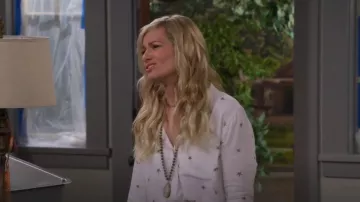 Rails Rosci Chemise portée par Gemma Johnson (Beth Behrs) vue dans The Neighborhood (S04E13)