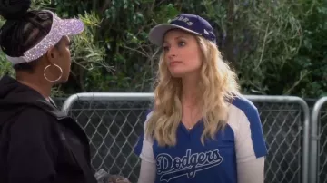 T-Shirt à col V de la diva emblématique de la ligue Raglan porté par Gemma Johnson (Beth Behrs) comme on le voit dans The Neighborhood (S04E14)