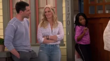 Maeve en Anthropologie Slim Buttondown usado por Gemma Johnson (Beth Behrs) como se ve en The Neighborhood (S04E15)