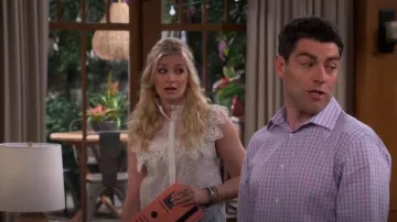 Alice + Olivia Marian Eyelet & Ruffle Blouse porté par Gemma Johnson (Beth Behrs) vu dans The Neighborhood (S04E15)