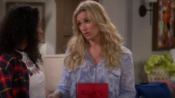 Chemisier imprimé Zara avec poches porté par Gemma Johnson (Beth Behrs) vu dans The Neighborhood (S04E19)