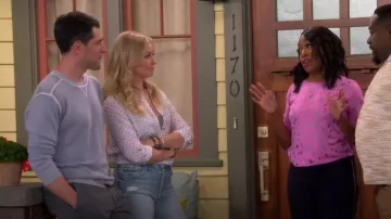 Club Monaco Recycled Cashmere Crewneck Sweater porté par Dave Johnson (Max Greenfield) vu dans The Neighborhood (S04E15)