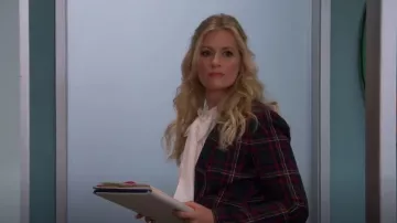 Trina Turk Canape Blazer porté par Gemma Johnson (Beth Behrs) vu dans The Neighborhood (S04E15)