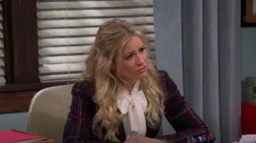 Kobi Halperin Kinsley Chemisier porté par Gemma Johnson (Beth Behrs) vu dans The Neighborhood (S04E15)