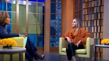 3.1 Chaqueta corta Phillip Lim Sateen con bufanda extraíble usada por Gabrielle Bernstein como se ve en Good Morning Americaon el 2 de enero de 2023