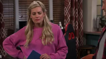 Lululemon Perfectly Oversize Cropped Crew porté par Gemma Johnson (Beth Behrs) comme on le voit dans The Neighborhood (S04E16)