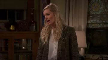 Chemise en soie Club Monaco Helek portée par Tina Butler (Tichina Arnold) vue dans The Neighborhood (S04E16)