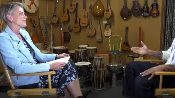 Parker Cascading Ruffle Printed Midi Dress porté par Jamie Yuccas comme vu dans CBS Mornings le 2 janvier 2023