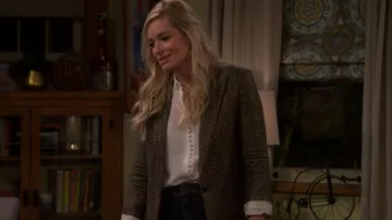 Zadig & Voltaire Viva Blazer porté par Gemma Johnson (Beth Behrs) vu dans The Neighborhood (S04E16)