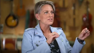 Blank NYC For The Night Jacket porté par Jamie Yuccas vu dans CBS Mornings le 2 janvier 2023