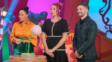 Mini-robe tricotée en tweed Maje Rongalon portée par Clarice Lam comme on le voit dans Dr. Seuss Baking Challenge (S01E08)