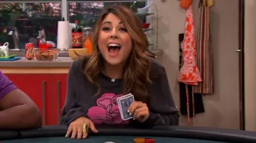 Wildfox Neon Rose Baggy Beach Sweater usado por Trina Vega (Daniella Monet) como se ve en Victorious (S03E03)