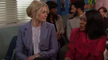 Sandro Huguita Blazer à poitrine unique porté par Gemma Johnson (Beth Behrs) vu dans The Neighborhood (S04E20)