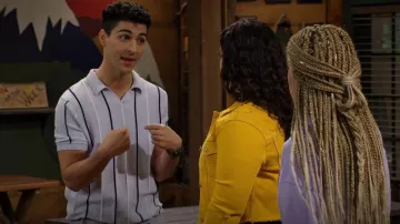 Topman Rib Stripe Johnny Collar Polo usado por Parker Preston (Trevor Tordjman) como se ve en BUNK'D (S05E03)