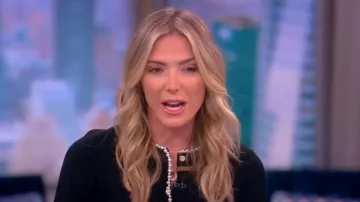 Cardigan orné de perles Sandro porté par Debbie Matenopoulos comme vu dans The View le 3 janvier 2023