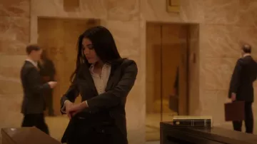 Club Monaco Helek Blouse portée par Judy Goodwin (Rosaline Elbay) vue dans Kaléidoscope (S01E01)