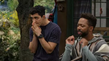 Topman Pinstripe Camiseta usada por Parker Preston (Trevor Tordjman) como se ve en BUNK'D (S05E07)