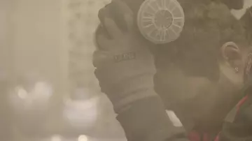 Uline gloves worn by Bob Goodwin (Jai Courtney) as seen in Kaleidoscope outfits (S01E01)