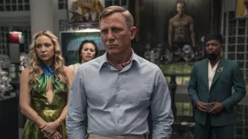 The headscarf worn by Benoit Blanc (Daniel Craig) in the movie Glass Onion: A Story with Drawn Knives