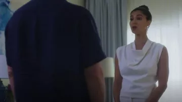 3.1 Phillip Lim Cowl Neck Tee usada por Elena Roarke (Roselyn Sánchez) como se ve en Fantasy Island (S01E03)