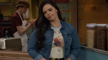 Free People Day Off Tee porté par Lou Hockhauser (Miranda May) comme on le voit dans BUNK’D (S05E14)