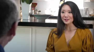 Karen Millen Robe enveloppée plissée souple portée par Nancy Chen comme vu dans CBS Mornings le 4 janvier 2023