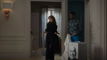 Pantalon Lanvin Lanvin Laine Noire porté par Sylvie Grateau (Philippine Leroy-Beaulieu) vu dans Emily à Paris (S02E01)