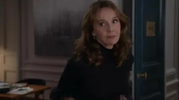 Lanvin Feather Trimmed Ribbed Wool And Cashmere Blend Sweater porté par Sylvie Grateau (Philippine Leroy-Beaulieu) vu dans Emily in Paris (S02E01)