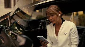 Chaqueta de tenis Tory Burch en blanco usada por Abigail Campano (Jennifer Morrison) como se ve en Will Trent (S01E01)