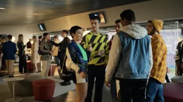 Le pull à imprimé géométrique jaune et noir Zara porté par Patrick Blanco (Manu Rios Fernandez) dans la série Élite (S06E04)