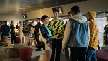 Le pull à imprimé géométrique jaune et noir Zara porté par Patrick Blanco (Manu Rios Fernandez) dans la série Élite (S06E04)