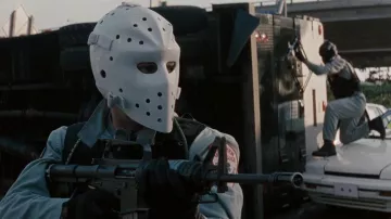 Le masque de hockey porté par Neil McCauley (Robert De Niro) dans le film Heat