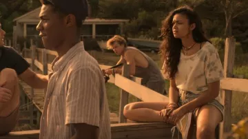 Monrow Cloud Tie Dye Tee usada por Kiara Carrera (Madison Bailey) como se ve en Outer Banks (S01E01)