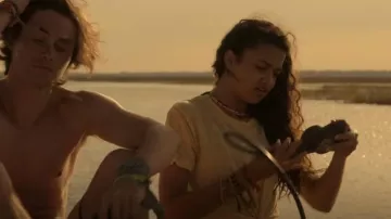 Camiseta Urban Outfitters Big Brother usada por Kiara Carrera (Madison Bailey) vista en Outer Banks (S01E01)